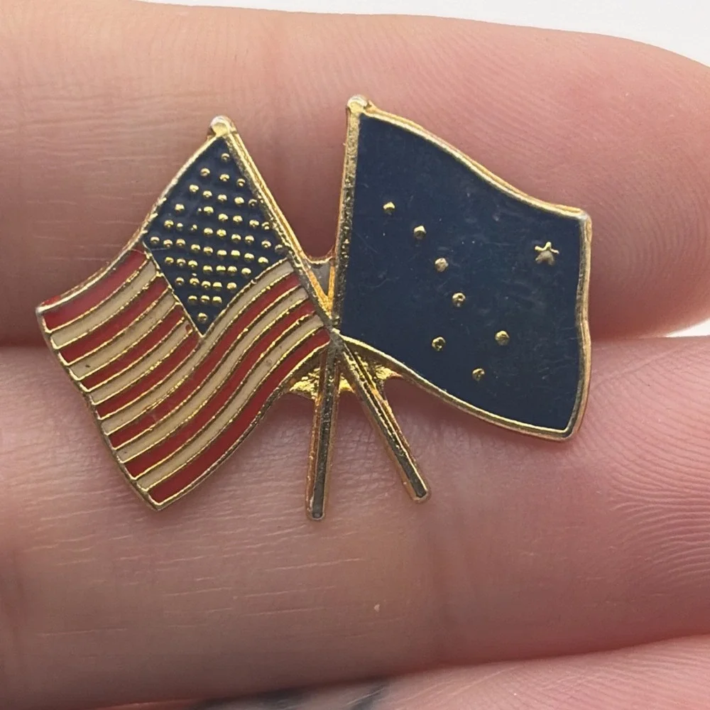 United States Of America Alaska State Crossed Flags Lapel Hat Pin